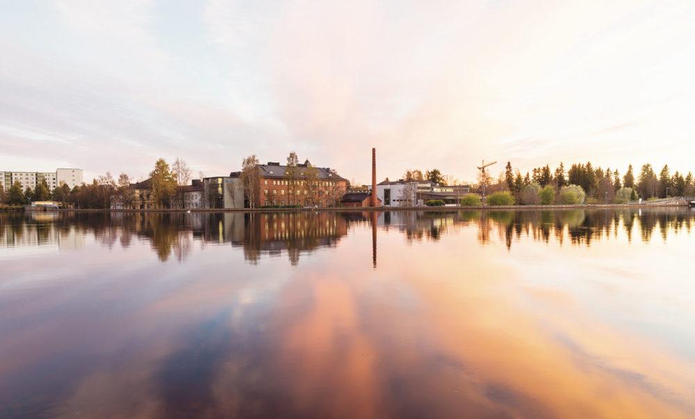 Hotelli Lasaretti Oulujoen yli nähtynä