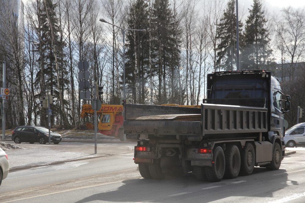 rekka ajaa autotiellä