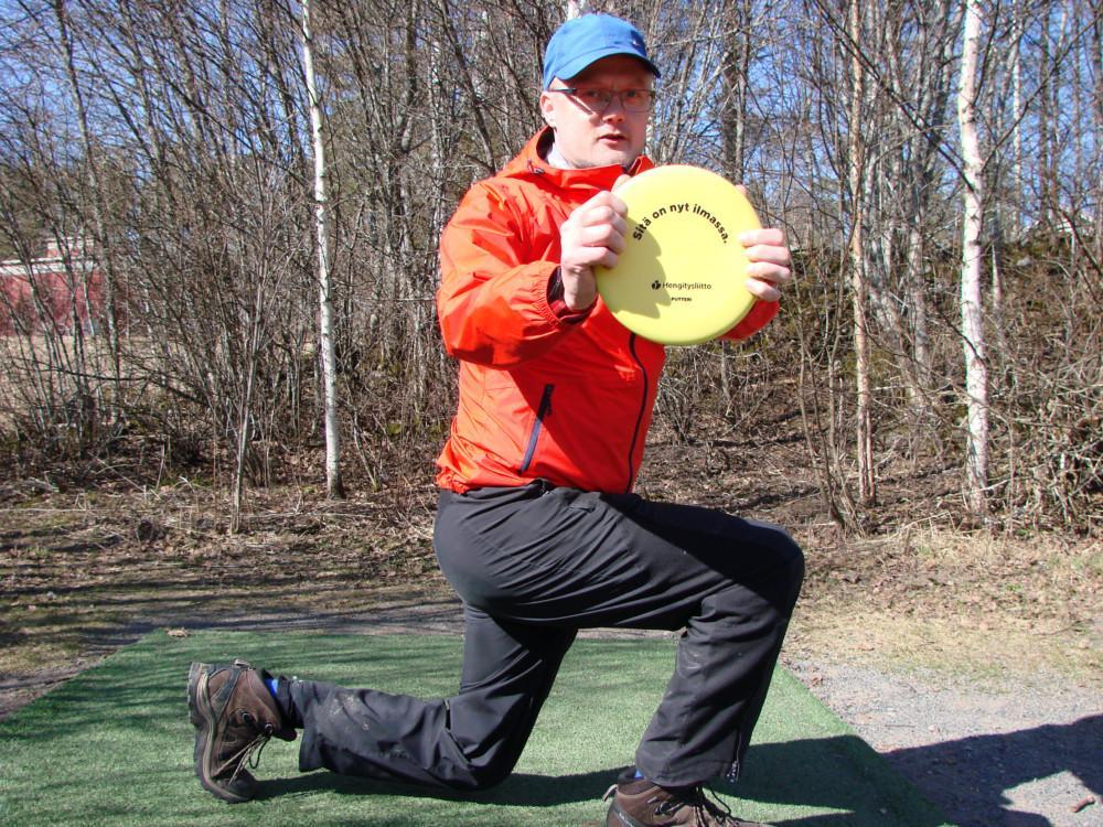 Mika Nurminen esittelee frisbeekiekkoa.