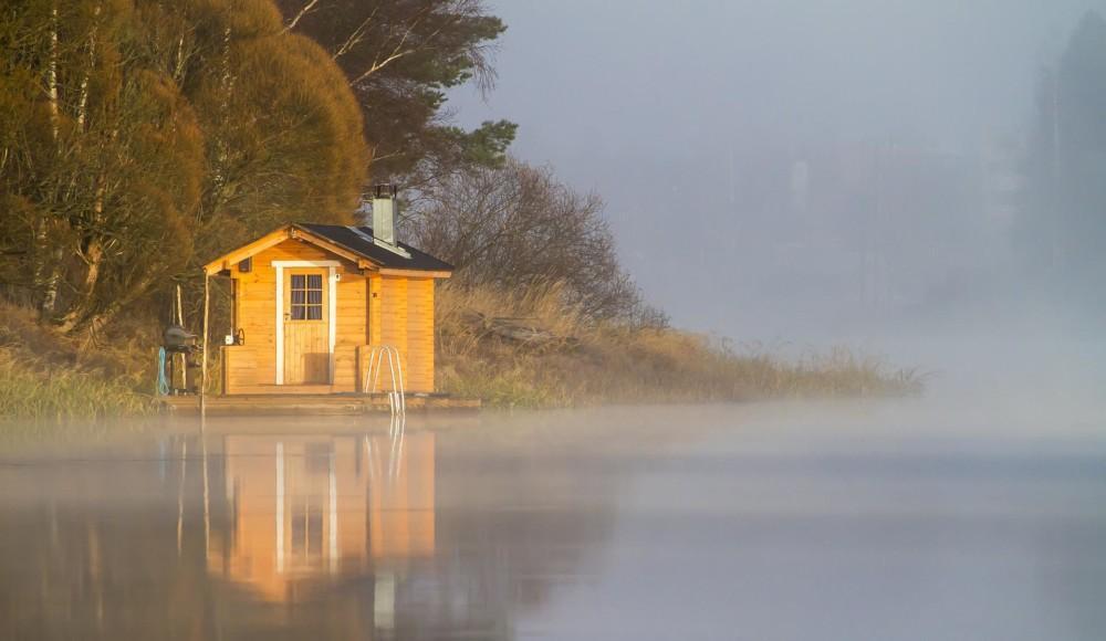 Pihasauna järven rannassa