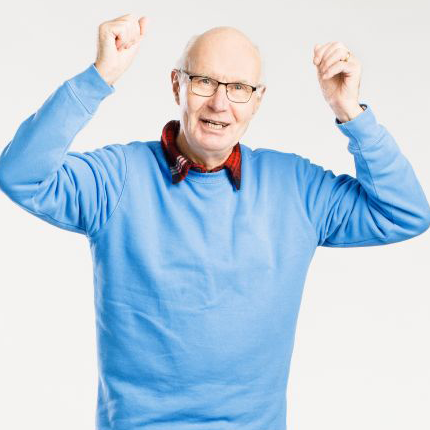 mies kädet ylhäällä
