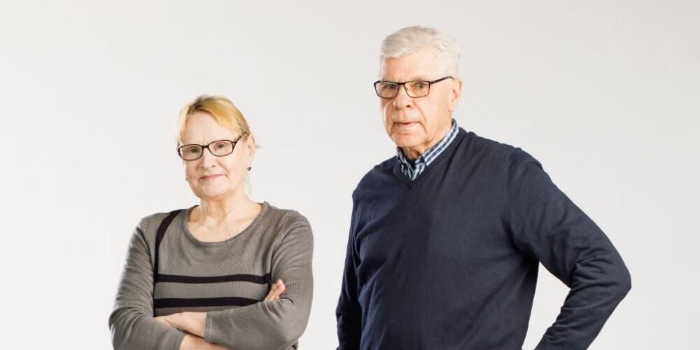 Kuvituskuva. Iäkäs nainen seisoo kädet puuskassa ja mies vietellä toinen käsi lanteilla.