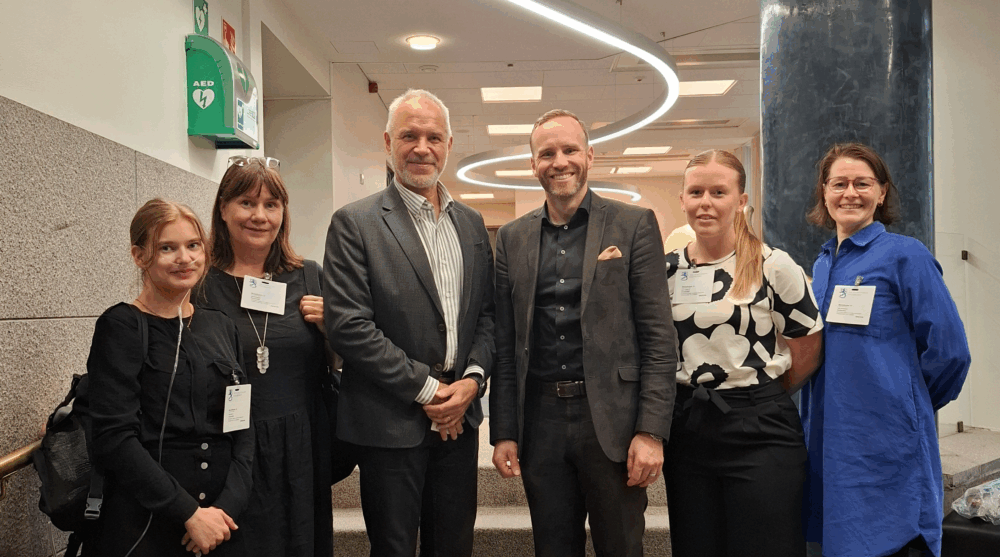 Hengitysliiton henkilöstöä tapaamassa Mika Poutalaa