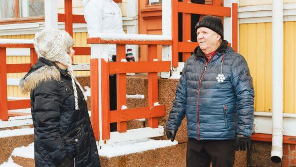 kolme naista ja yksi mies kokoontuvat talon ulkopuolella