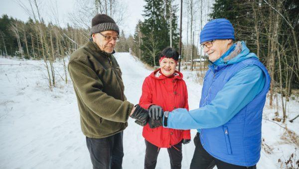 nainen ja kaksi miestä fistpump kutunkeitto yhteistyö